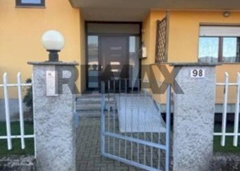 Edificio all\'aperto - Trilocale via Mora e Gibin
 
98, Borgomanero - foto 3