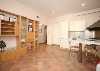 Zona giorno con cucina a vista - Three-room apartment via Bellinzona 309, Como - photo 4