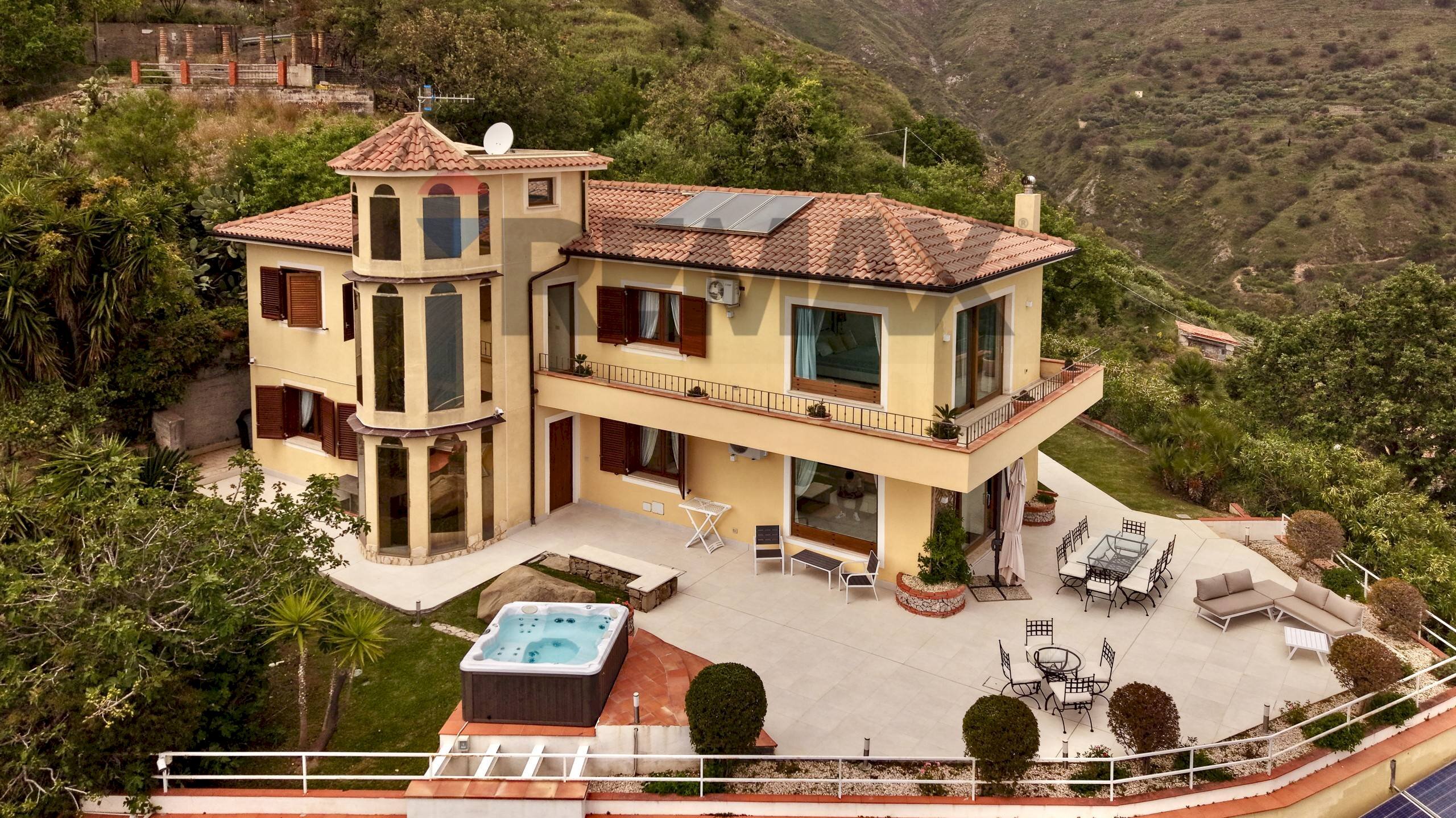 Casa all\'aperto - Villa via unità d'italia
 
65, Letojanni - foto 1
