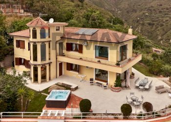 Casa all\'aperto - Villa via unità d'italia
 
65, Letojanni - foto 1