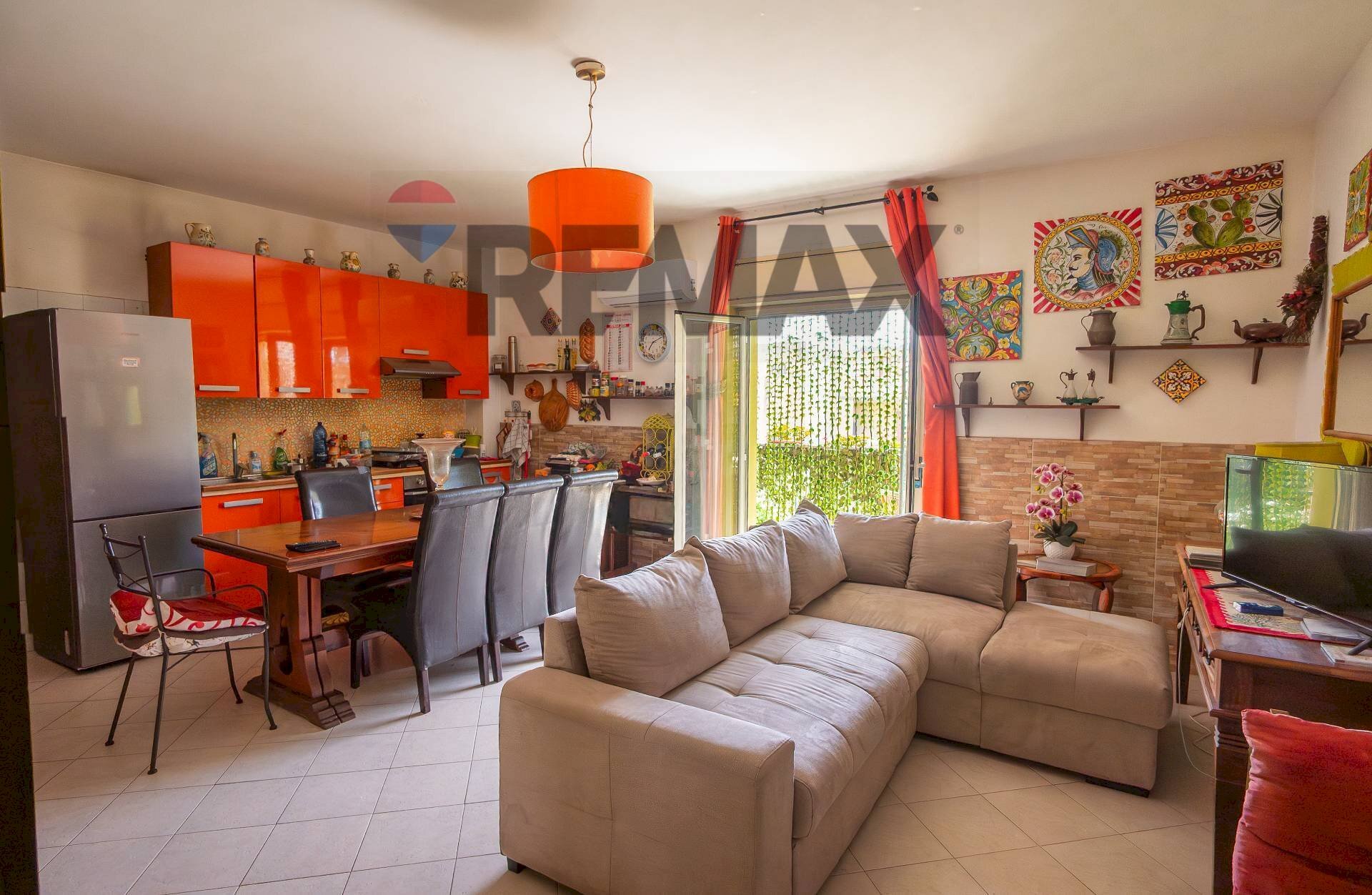 Sala da pranzo - Quadrilocale VIALE DELL'UNITà D'ITALIA E DELLE REGIONI
21, Roccalumera - foto 2
