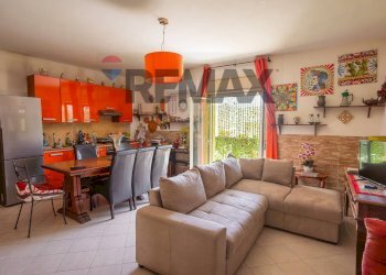 Sala da pranzo - Quadrilocale VIALE DELL'UNITà D'ITALIA E DELLE REGIONI
 
21, Roccalumera - foto 2