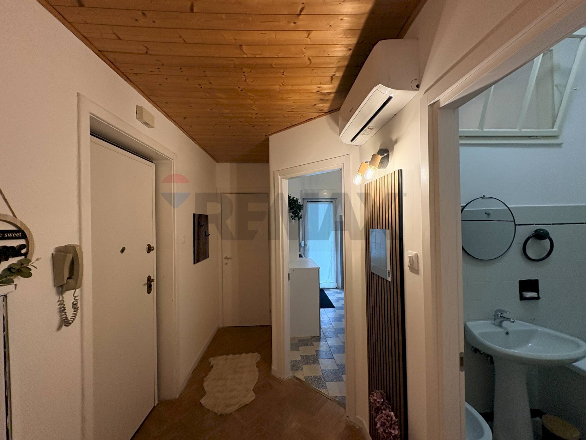 Hall / corridoio - Two-room apartment VIA ANANIAN
 
11, Trieste - photo 1