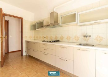 Cucina - Bilocale via Camillo Benso di Cavour, 24, Gozzano - foto 4