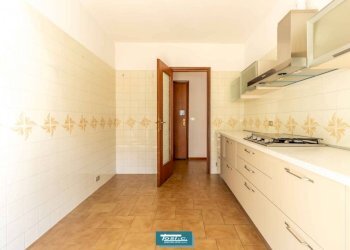 Cucina - Bilocale via Camillo Benso di Cavour, 24, Gozzano - foto 5