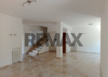 Scale - Casa semi indipendente via Casilina Nord
 
32, Frosinone - foto 5