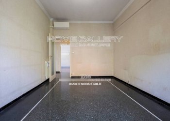 Camera da letto - Trilocale viale Virginia Centurione Bracelli, 7, Genova (zona Marassi) - foto 16
