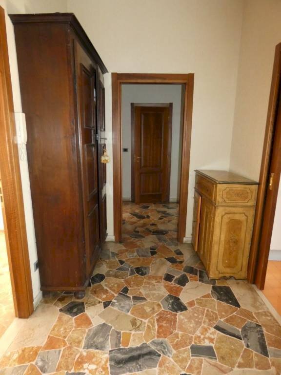 Corridoio - Four-room apartment piazza Guglielmo Marconi, Alba - photo 3