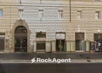 Facciata - Negozio via Nazionale, 182, Roma (zona Centro Storico) - foto 2