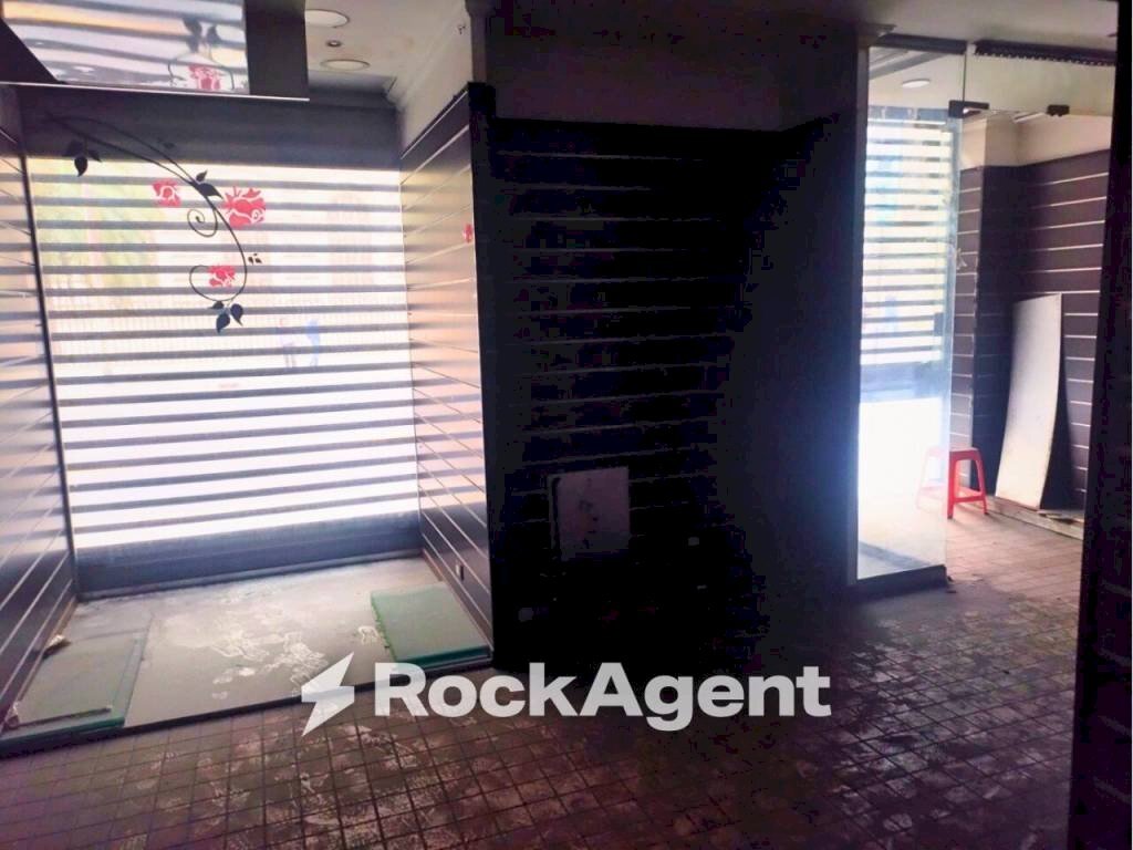 Interno non residenziale - Negozio via Nazionale, 180, Roma (zona Centro Storico) - foto 2