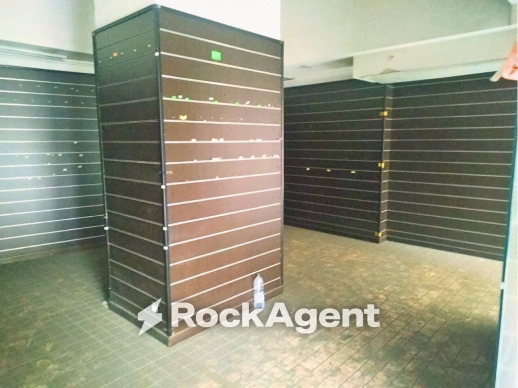 Interno palazzo - Negozio via Nazionale, 180, Roma (zona Centro Storico) - foto 3