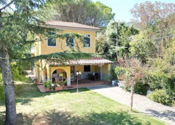 vendesi villetta ristrutturata luccaDJI_0682 - Villa Lucca - foto 1