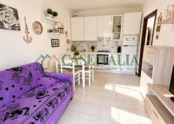 soggiorno con cucina a vista - Appartamento Ceriale - foto 2