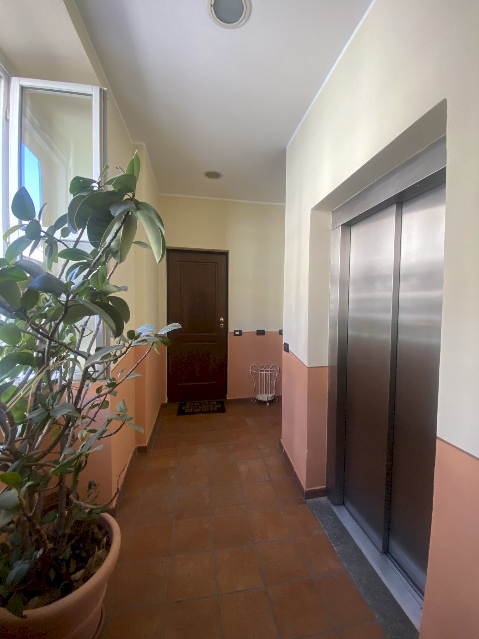 Pianerottolo condominiale - ascensore - Appartamento Piazza Alessandro Volta 34, Como - foto 3