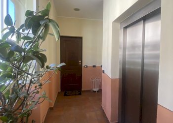 Pianerottolo condominiale - ascensore - Appartamento Piazza Alessandro Volta  34, Como - foto 3