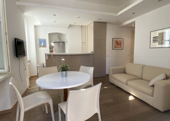 Zona giorno con cucina a vista - Appartamento Piazza Alessandro Volta  34, Como - foto 5