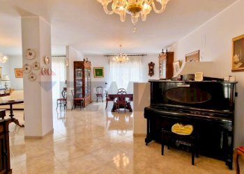 Soggiorno - Villa VIA FILIPPO MEDA
 
77, Giarre - foto 1