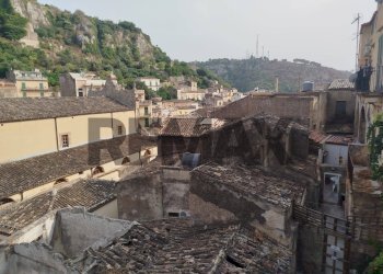 Edificio all\'aperto - Casa indipendente via Santa Maria
 
39, Modica - foto 1