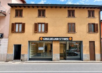 Facciata - Negozio via Luino, 10, Lavena Ponte Tresa - foto 2