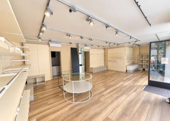 Interno non residenziale - Negozio via Luino, 10, Lavena Ponte Tresa - foto 3