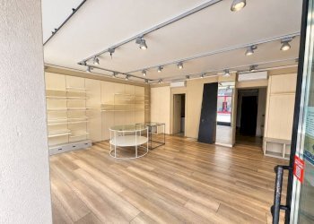 Interno non residenziale - Negozio via Luino, 10, Lavena Ponte Tresa - foto 5
