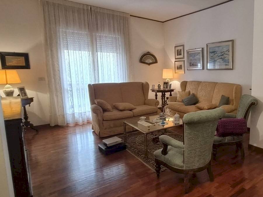 Salone - Appartamento via Renato Dario Lupo, Taranto - foto 1