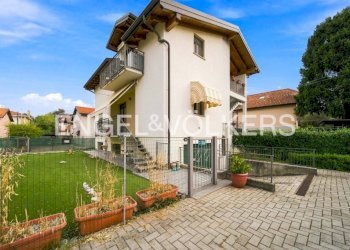 Facciata - Attico via Pian di Sole, 11, Varese (zona Bobbiate) - foto 3
