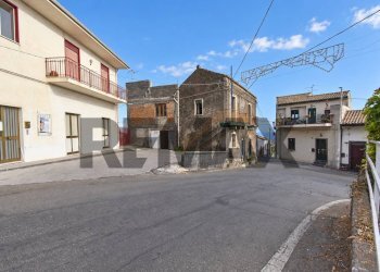 Edificio all\'aperto - Casa indipendente Via Chiesa Tagliaborsa
 
8, Giarre - foto 1