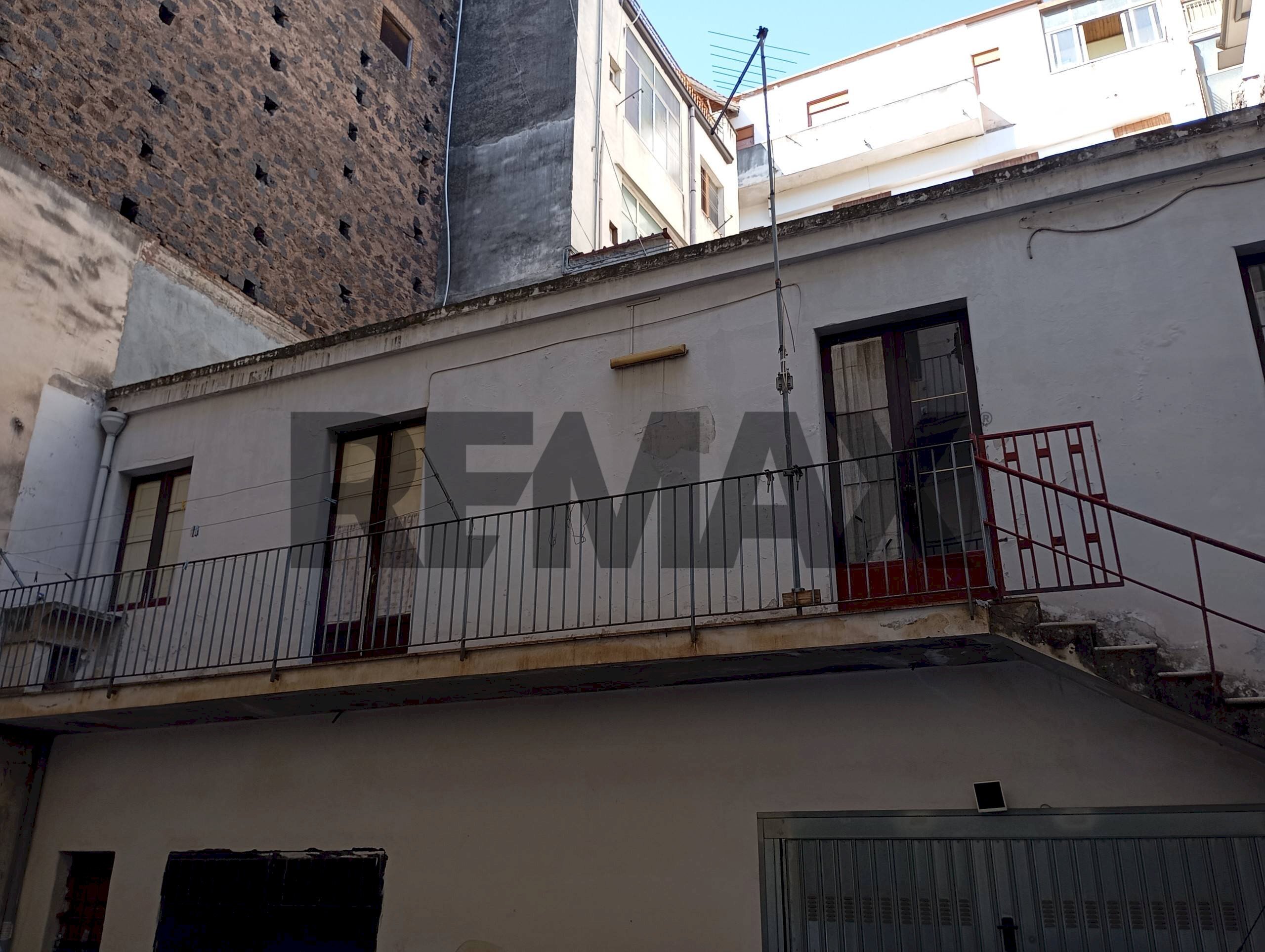 Edificio all\'aperto - Casa semi indipendente Viale Mario Rapisardi
 
37, Catania - foto 1