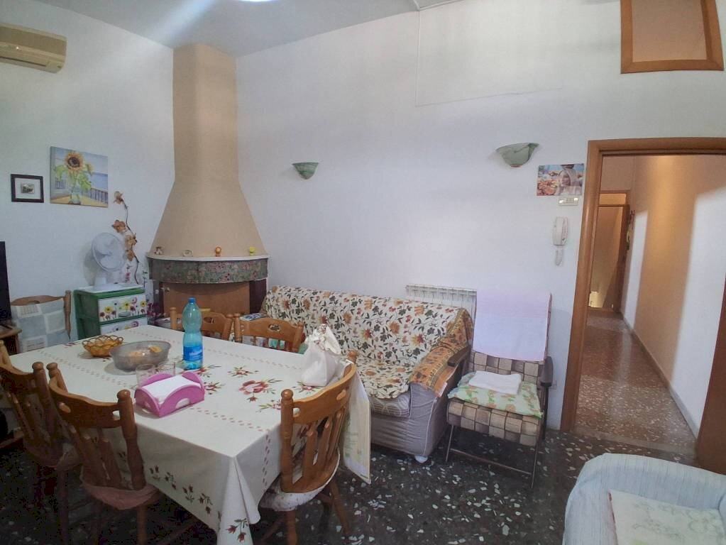 Salone - Appartamento via Vincenzo Bellini, 11, Pulsano - foto 2
