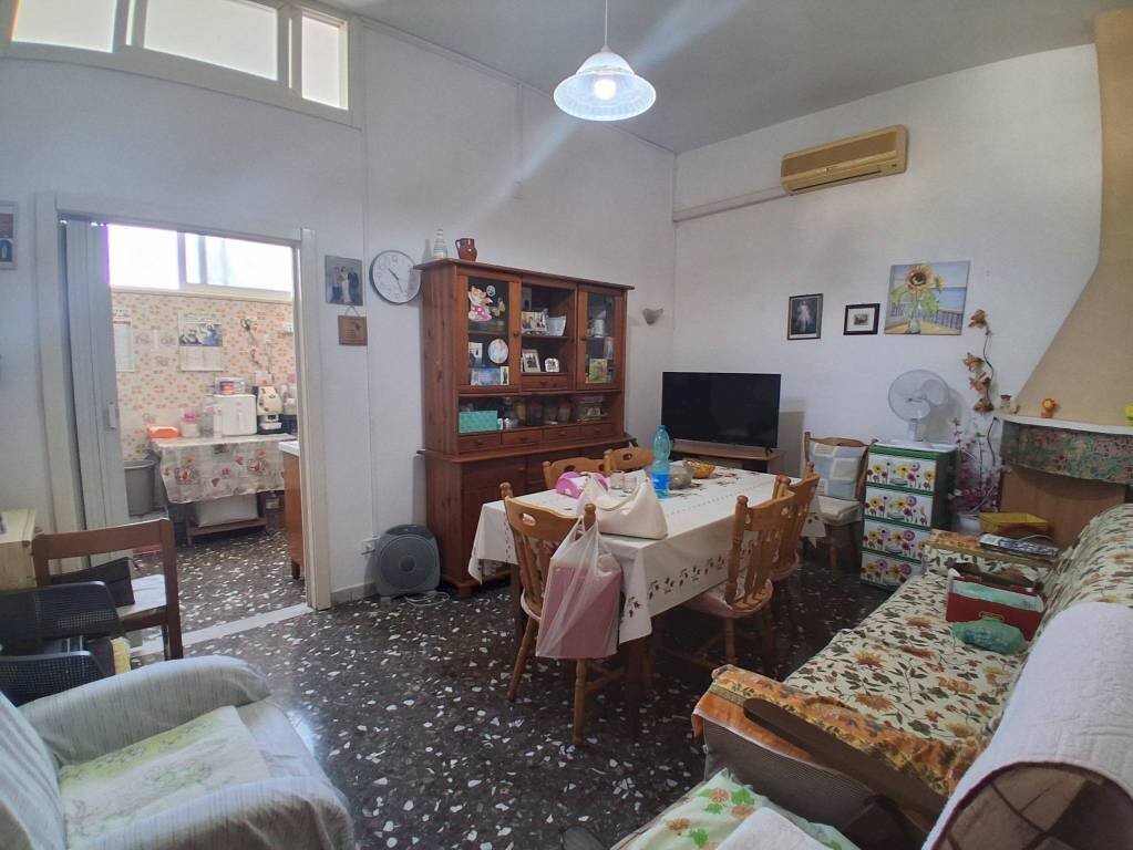 Salone - Appartamento via Vincenzo Bellini, 11, Pulsano - foto 3