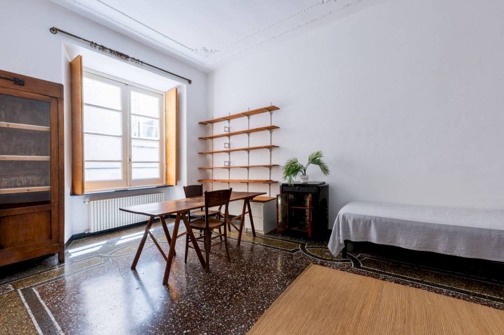 Salone - Trilocale via dei Giustiniani, 9, Genova (zona Centro Storico) - foto 1
