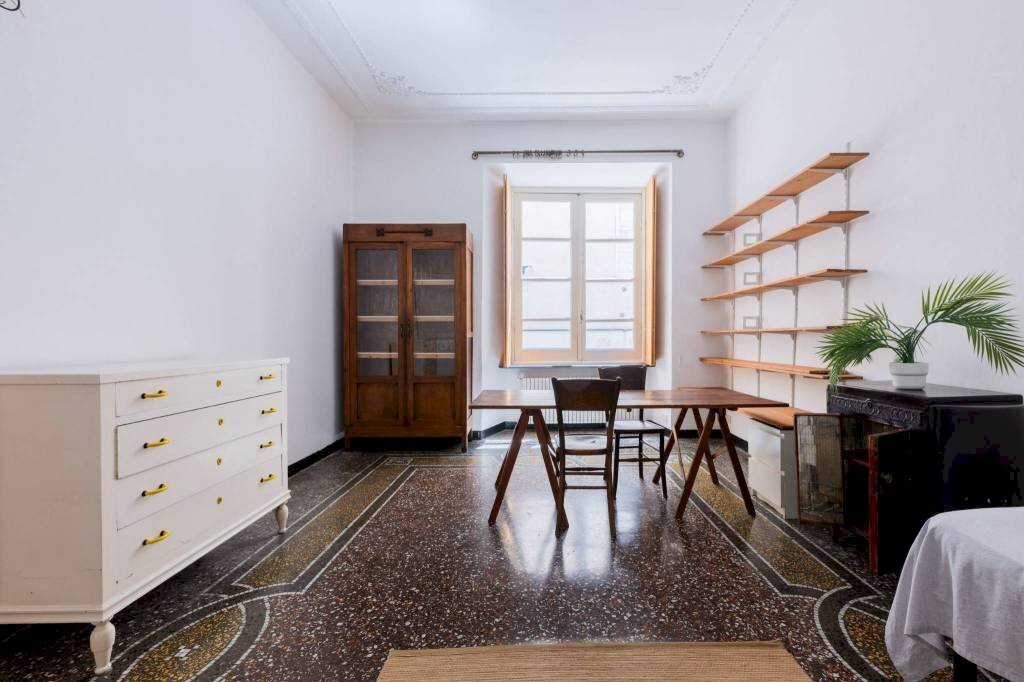 Salone - Trilocale via dei Giustiniani, 9, Genova (zona Centro Storico) - foto 2