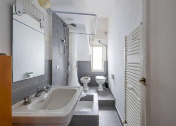 Bagno - Three-room apartment via dei Giustiniani, 9, Genova (neighborhood Centro Storico) - photo 28