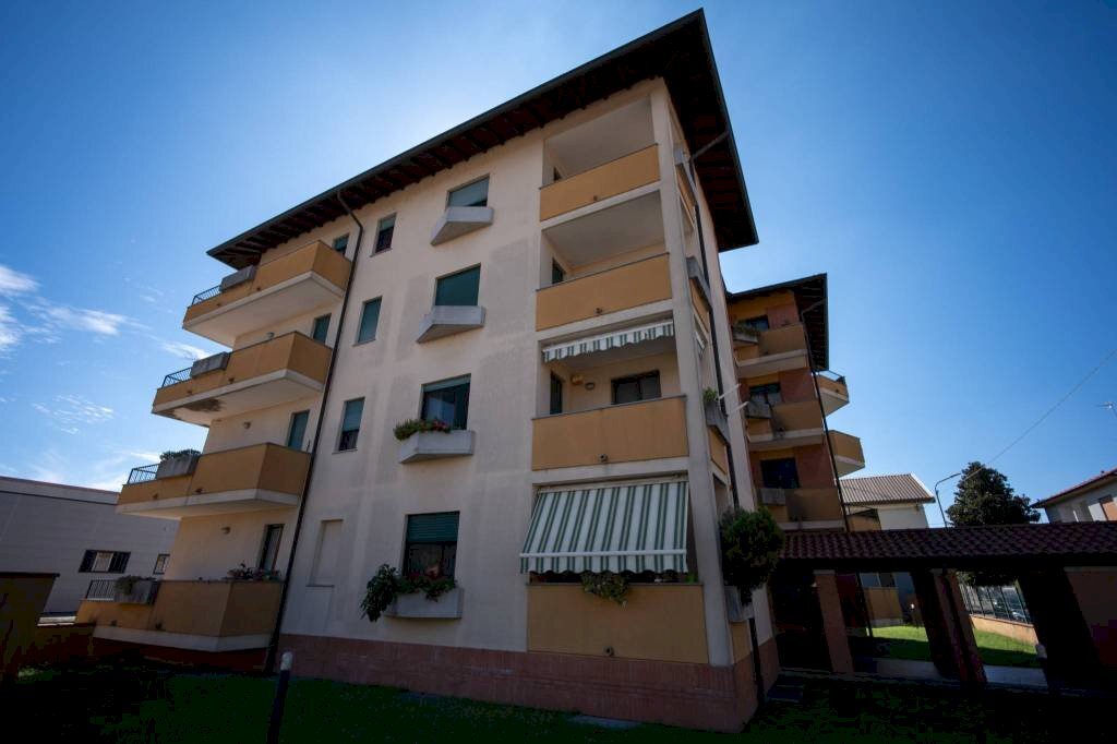 Facciata - Quadrilocale via Gaspare Gozzi, 10, Trecate - foto 1