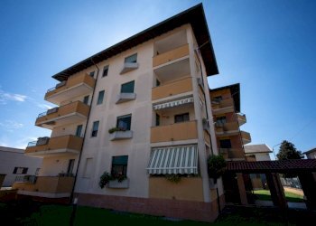 Facciata - Quadrilocale via Gaspare Gozzi, 10, Trecate - foto 1