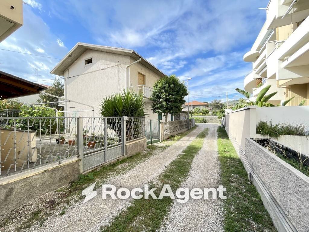 Giardino - Casa indipendente via Alcide de Gasperi, 10, Tortoreto - foto 2