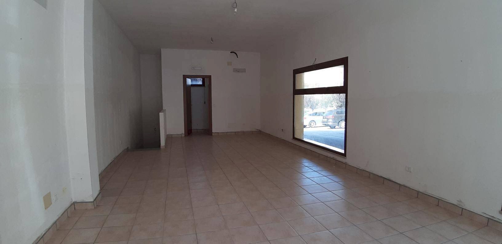 interni - Negozio via Anfiteatro, 35, Mosciano Sant'Angelo - foto 2