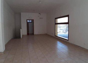 interni - Negozio via Anfiteatro, 35, Mosciano Sant'Angelo - foto 2