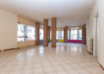 Locale Commerciale Via Umberto I, 2, Piasco - foto 4