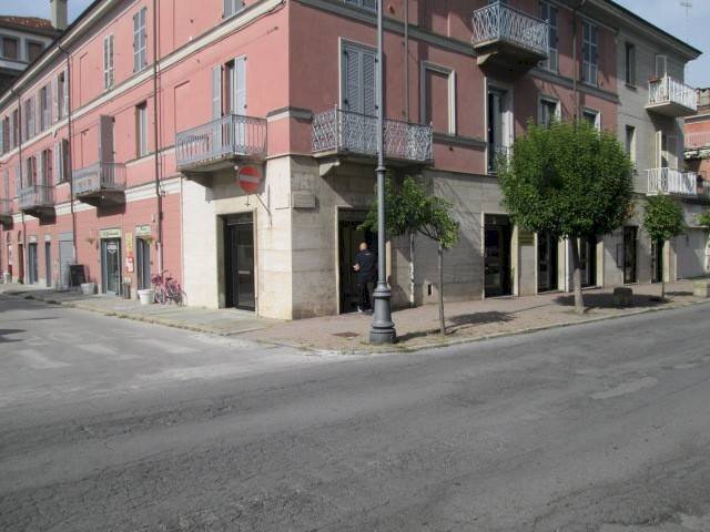 facciata - Negozio Lungogesso Giovanni XXIII, 40, Cuneo (zona Centro) - foto 1