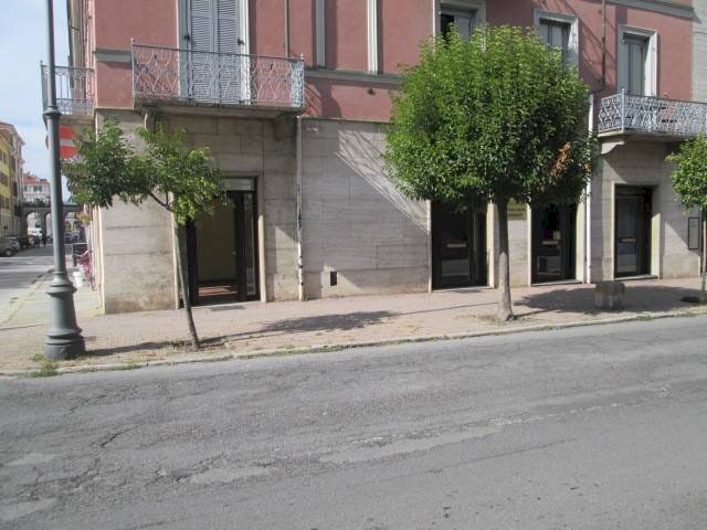 facciata - Negozio Lungogesso Giovanni XXIII, 40, Cuneo (zona Centro) - foto 3