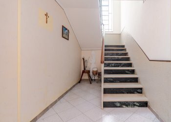 scala accesso primo piano - Independent house Via Pignari, 5, Saluzzo - photo 25