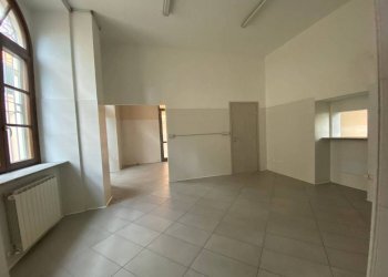 Negozio piazza San Rocco, Fontaneto d'Agogna - foto 2