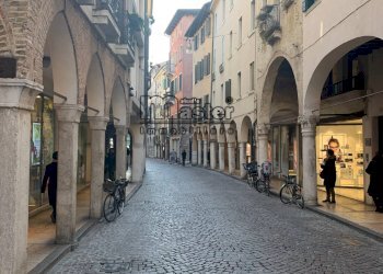 Negozio PIAZZA INDIPENDENZA, Treviso (zona Centro Storico) - foto 9