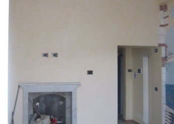 1Â° P soggiorno con particolare affresco.JPG - Appartamento Carrara - foto 14