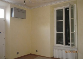 1Â° P soggiorno con particolare finestra e condizi - Appartamento Carrara - foto 15