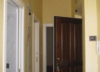 1Â°P disimpegno con porta blindata.JPG - Appartamento Carrara - foto 21