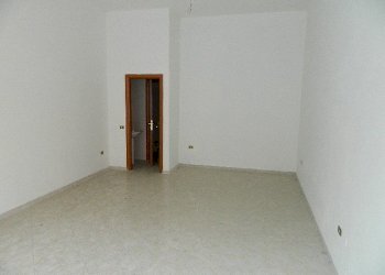 DSCN3255.JPG - Locale Commerciale Sarzana - foto 1