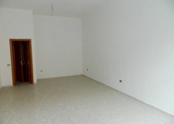 DSCN3256.JPG - Locale Commerciale Sarzana - foto 2